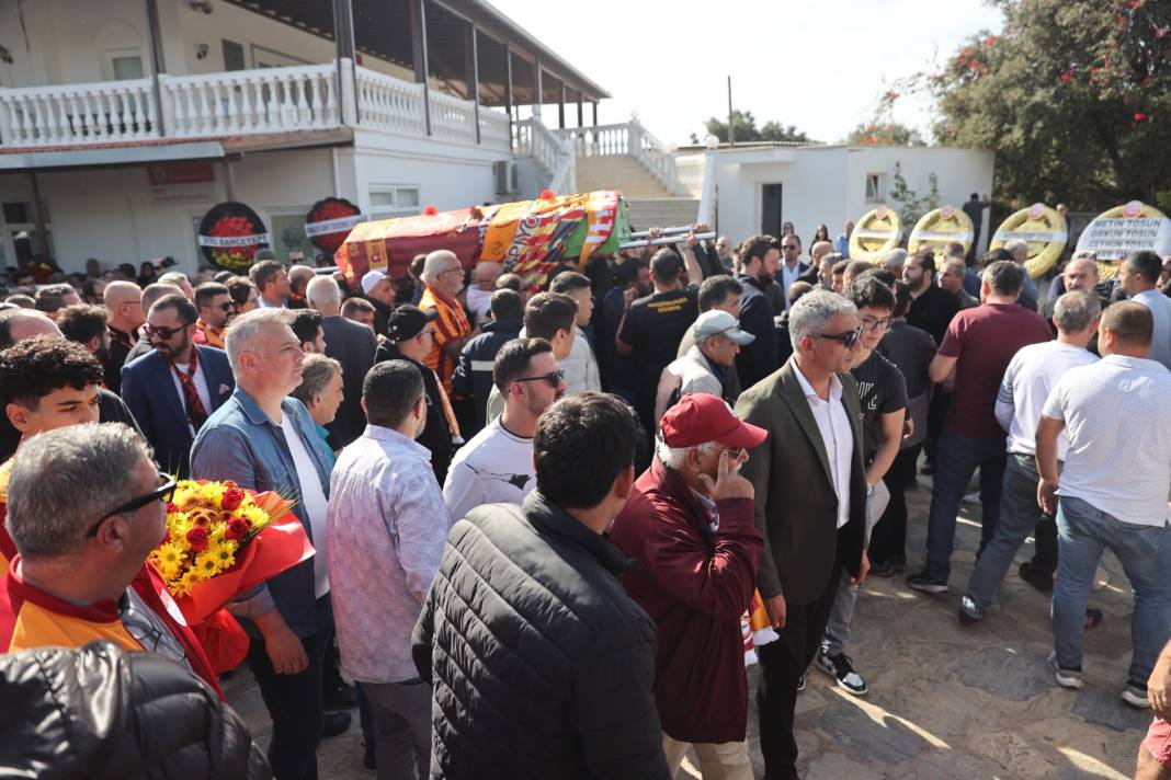 Galatasaraylı Yiğit Bodrum'da toprağa verildi. Son isteğini Galatasaraylı futbolcular yerine getirmedi. Volkan Demirel gitti 6